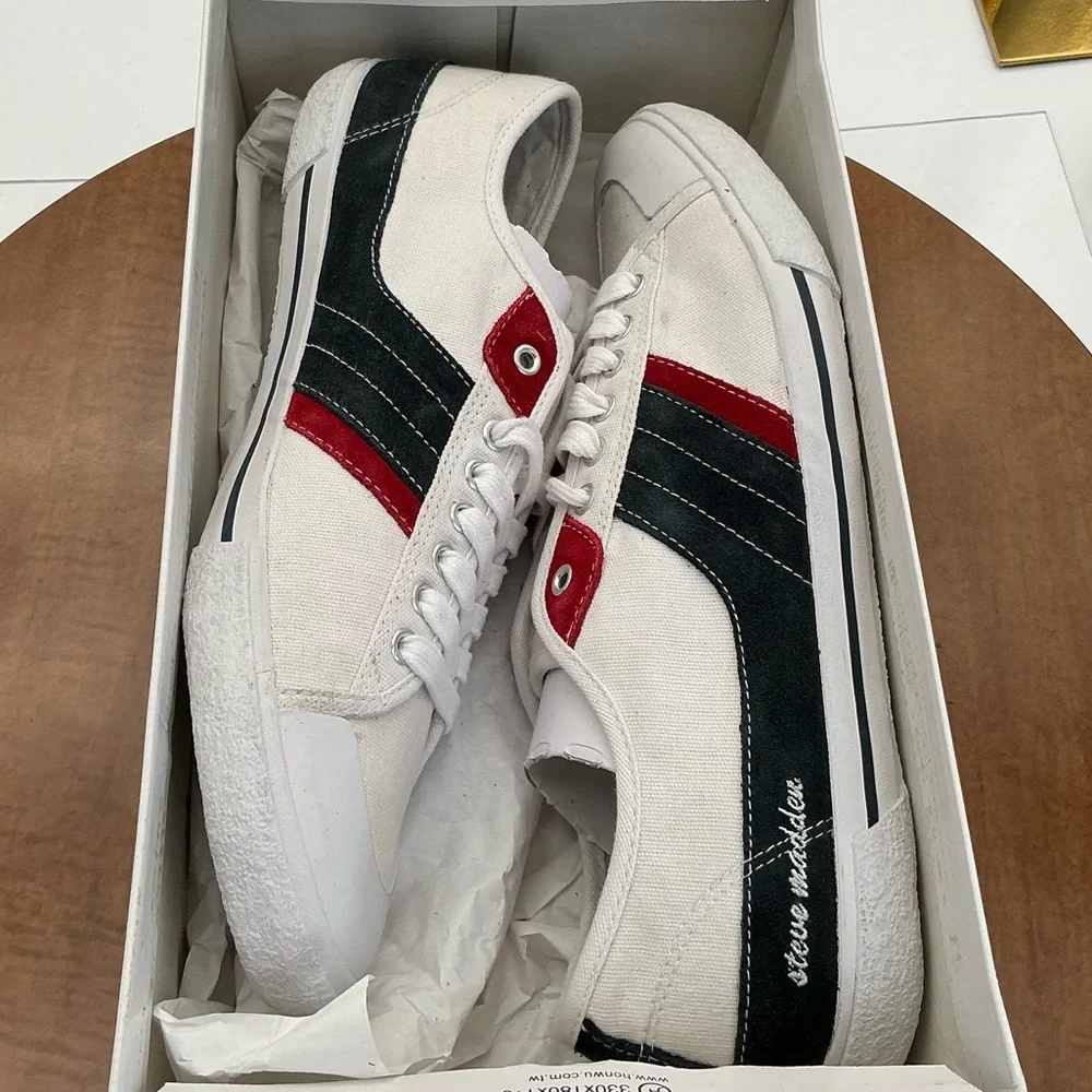 NWT Steve Madden Hernandez White with Black & Red‎ Stripes size 9 M